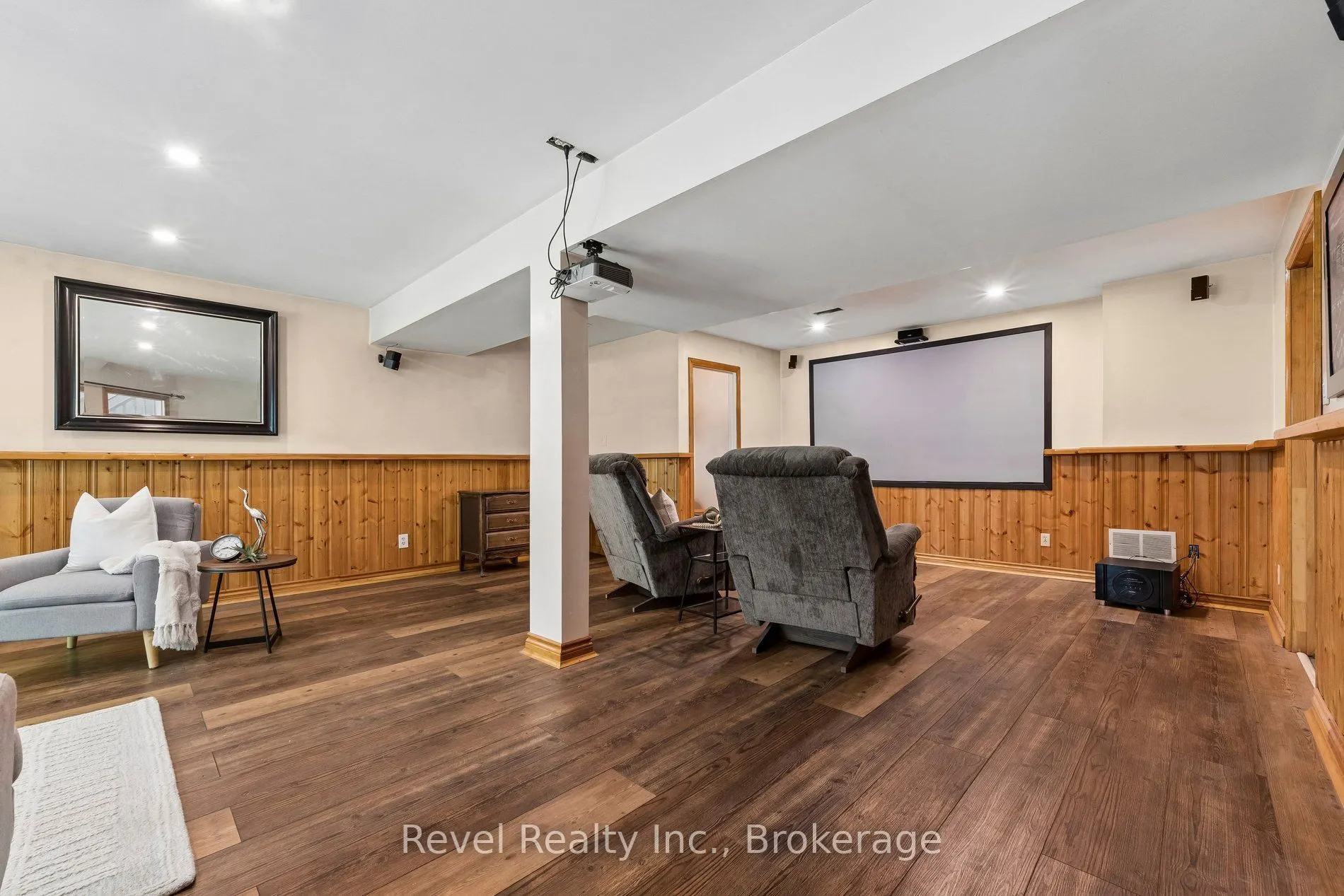 18 Bessie Avenue S