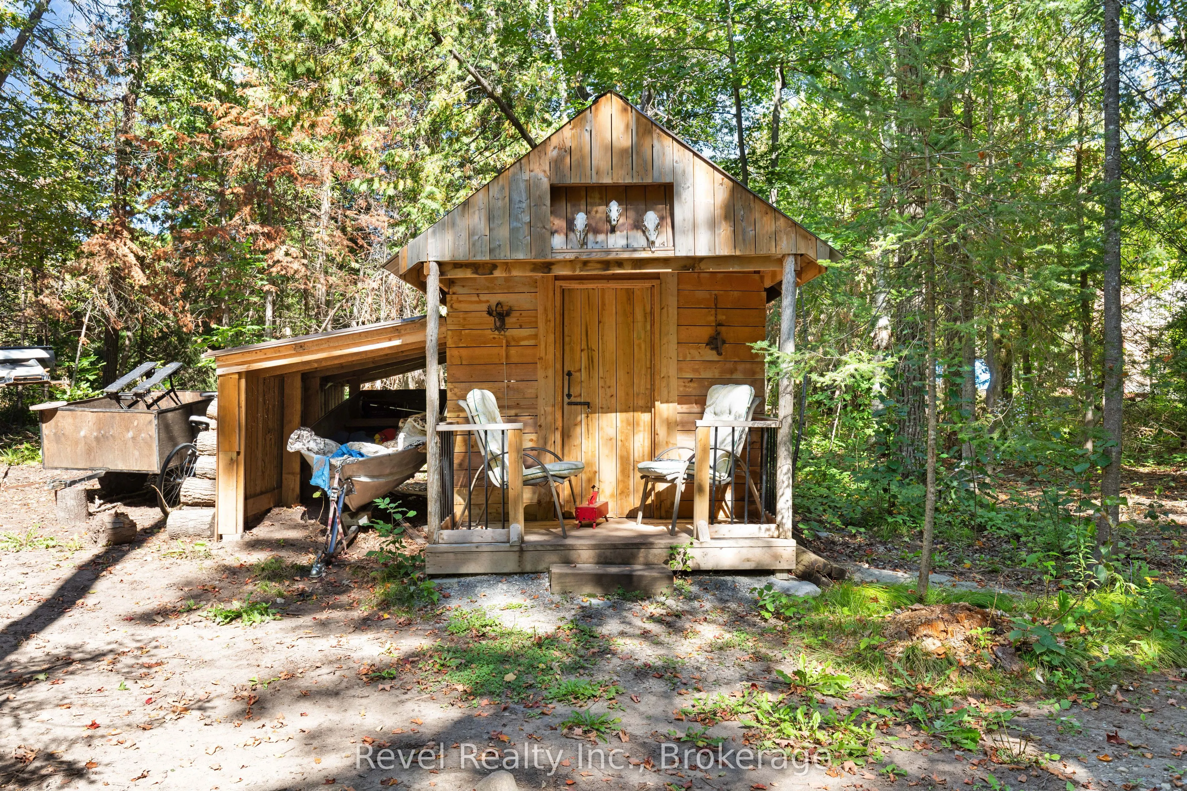 18 Bessie Avenue S