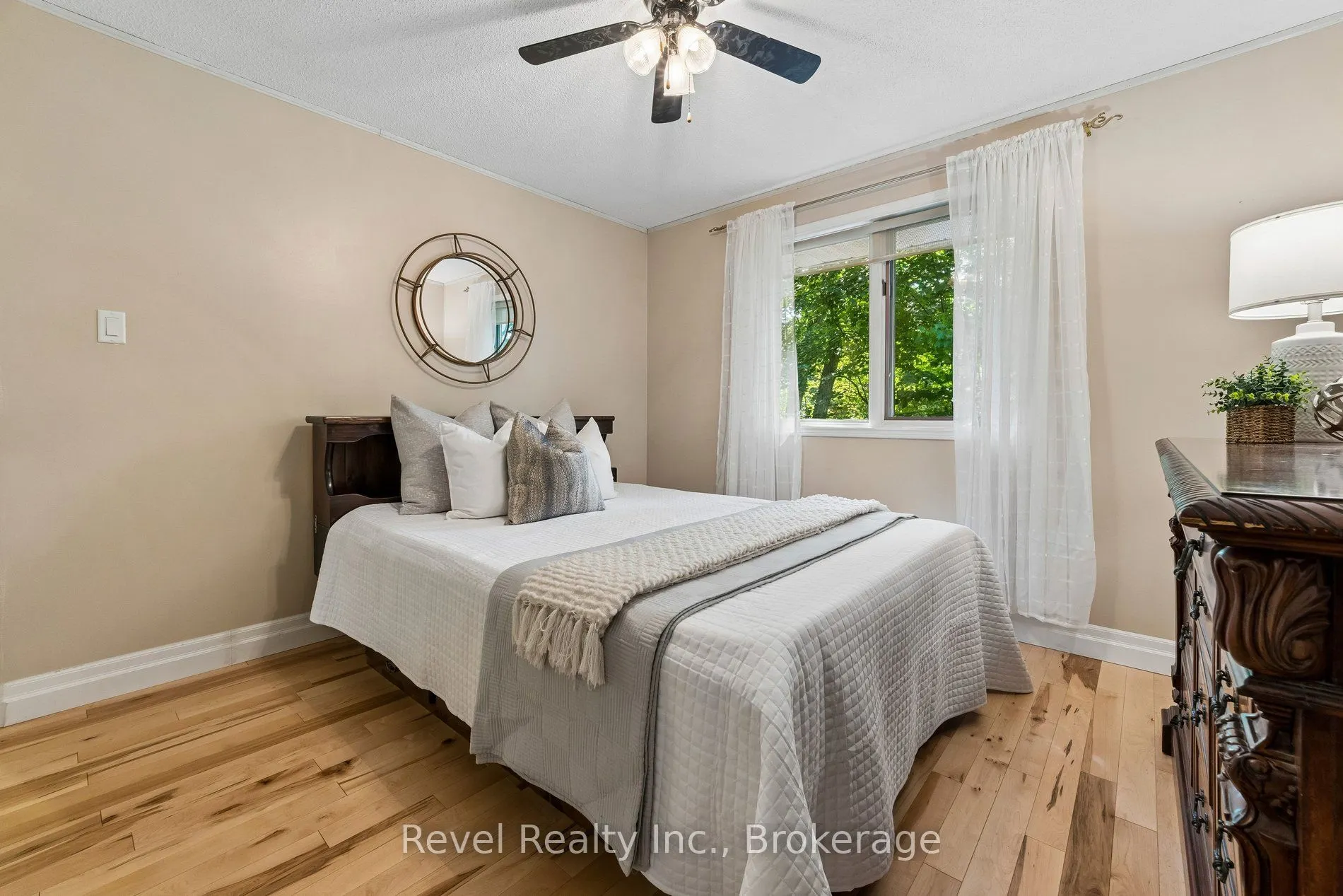 18 Bessie Avenue S