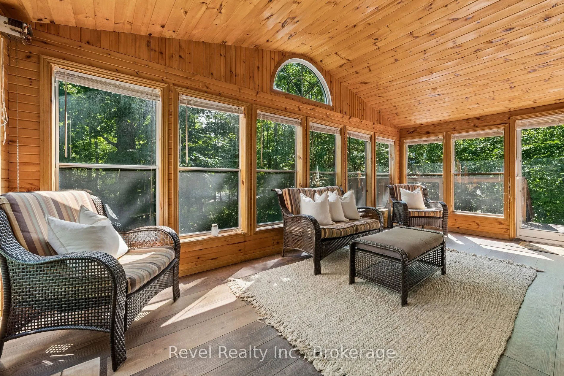18 Bessie Avenue S