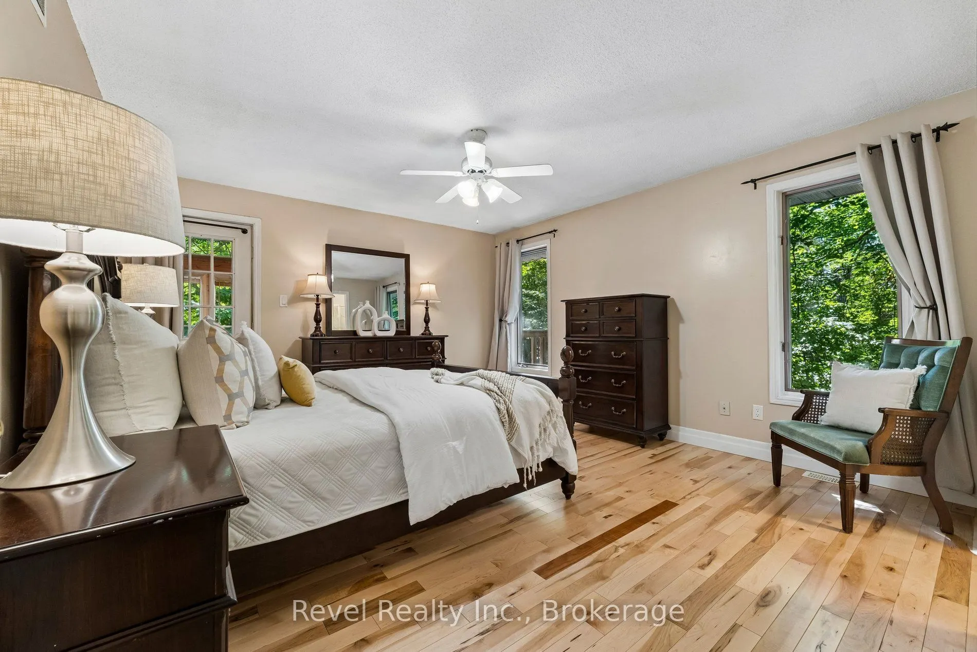 18 Bessie Avenue S