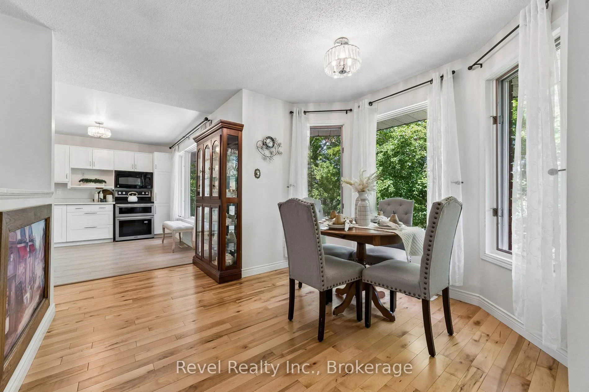 18 Bessie Avenue S