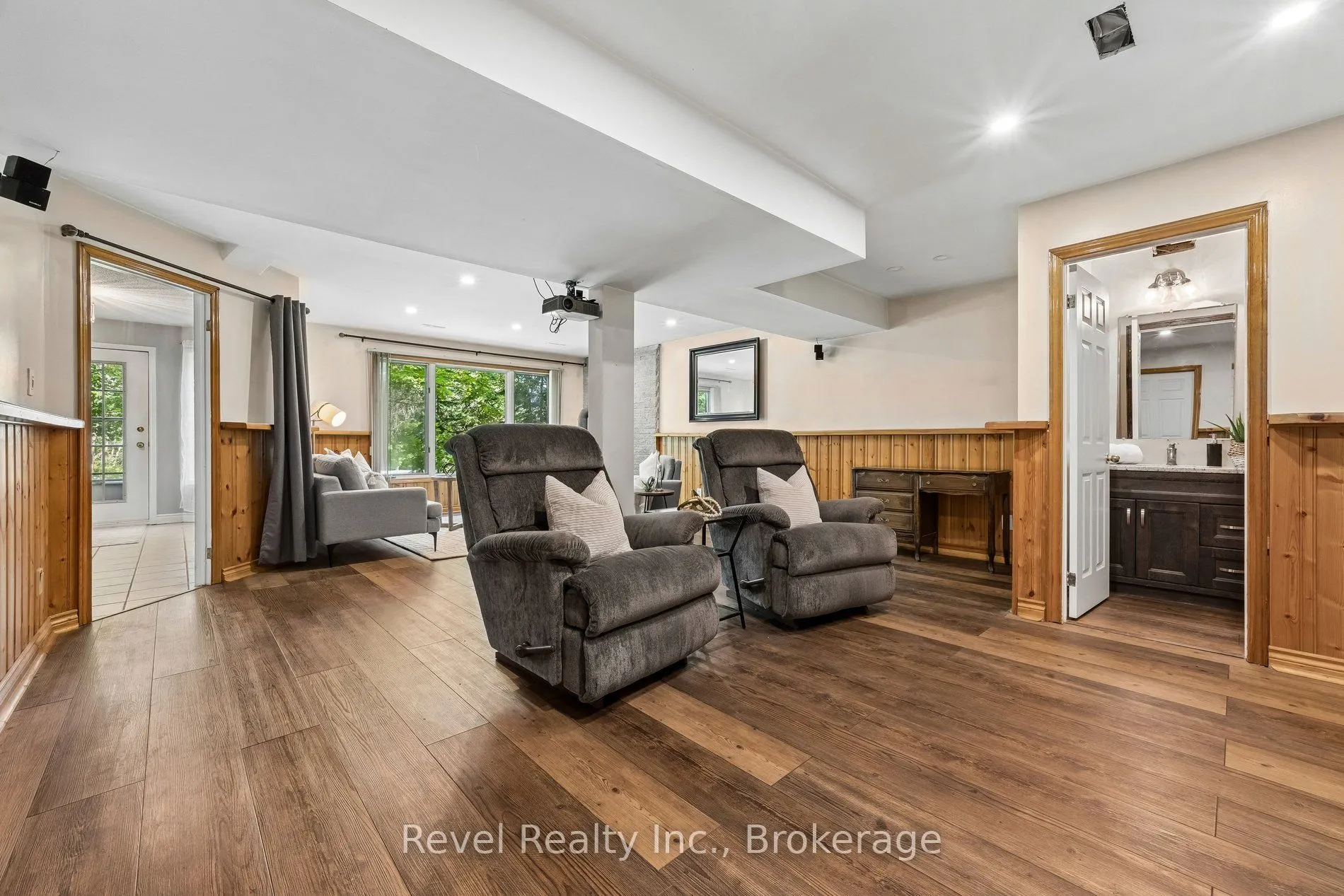 18 Bessie Avenue S