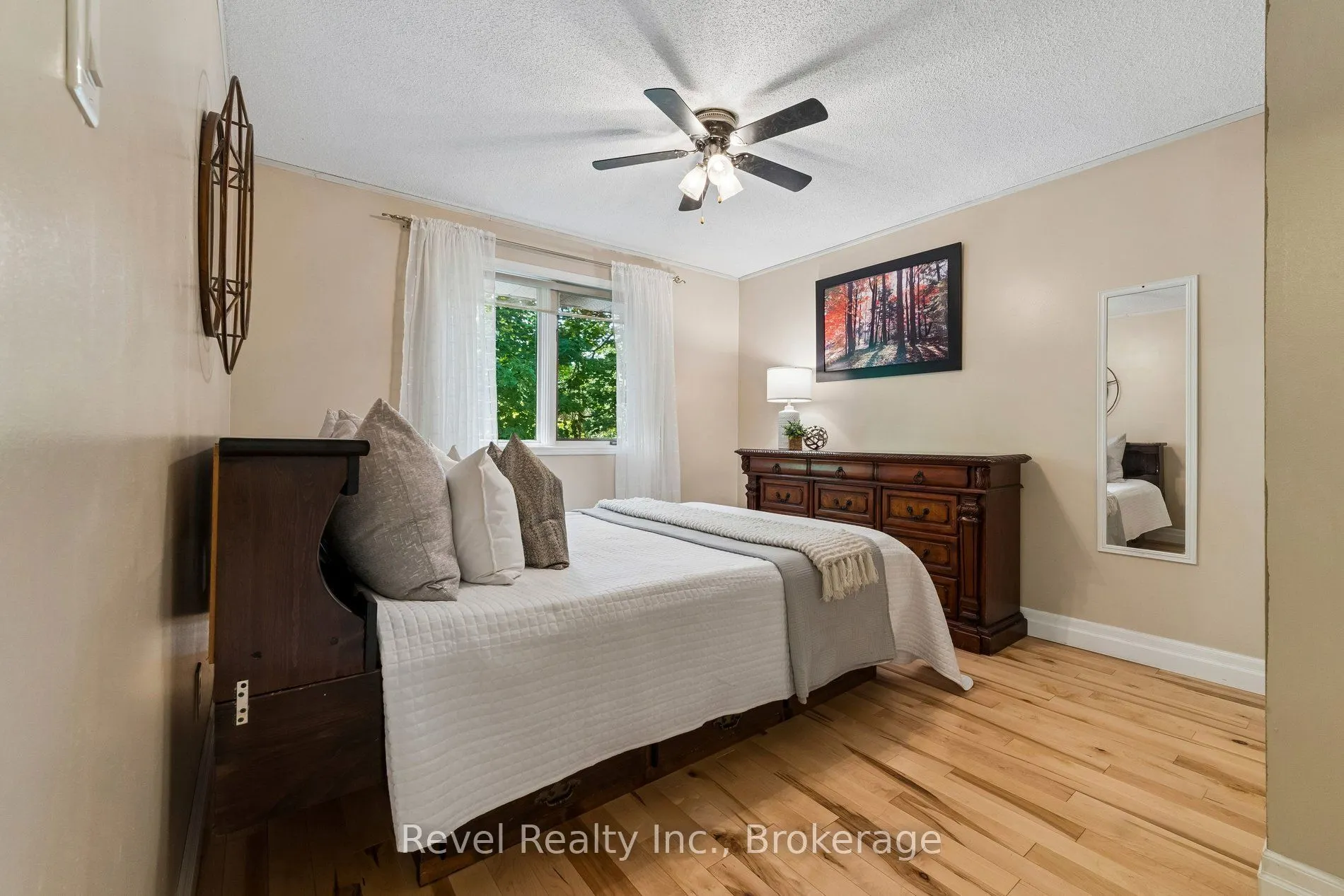 18 Bessie Avenue S
