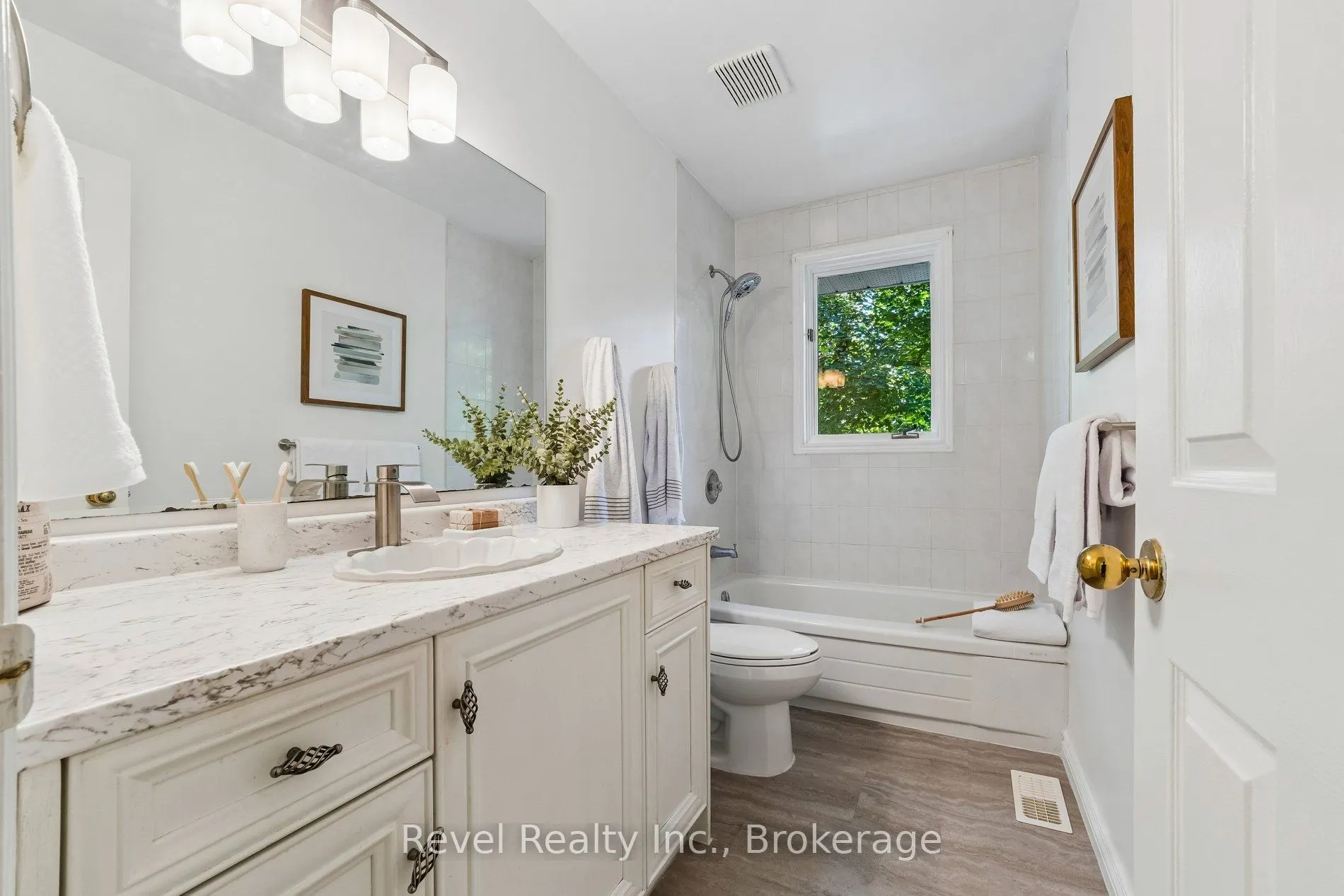 18 Bessie Avenue S