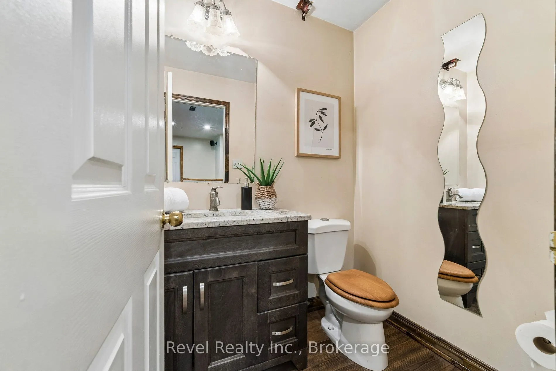 18 Bessie Avenue S
