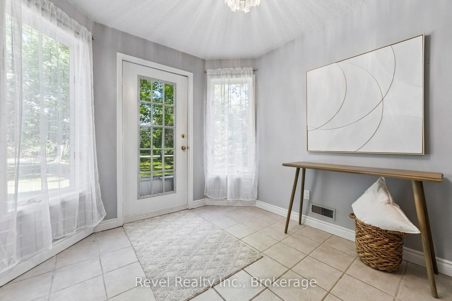 18 Bessie Avenue S