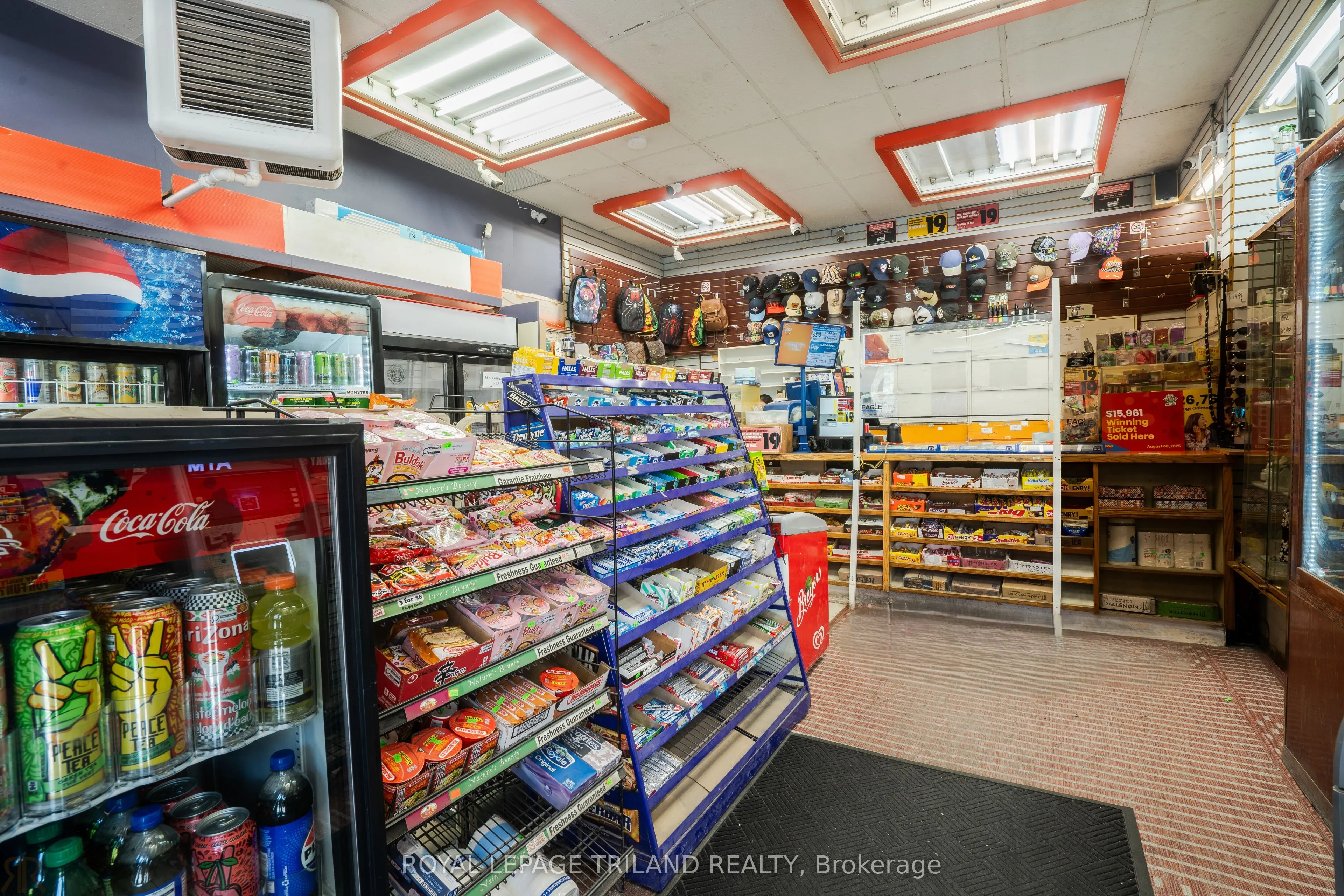 163 Dundas Street E