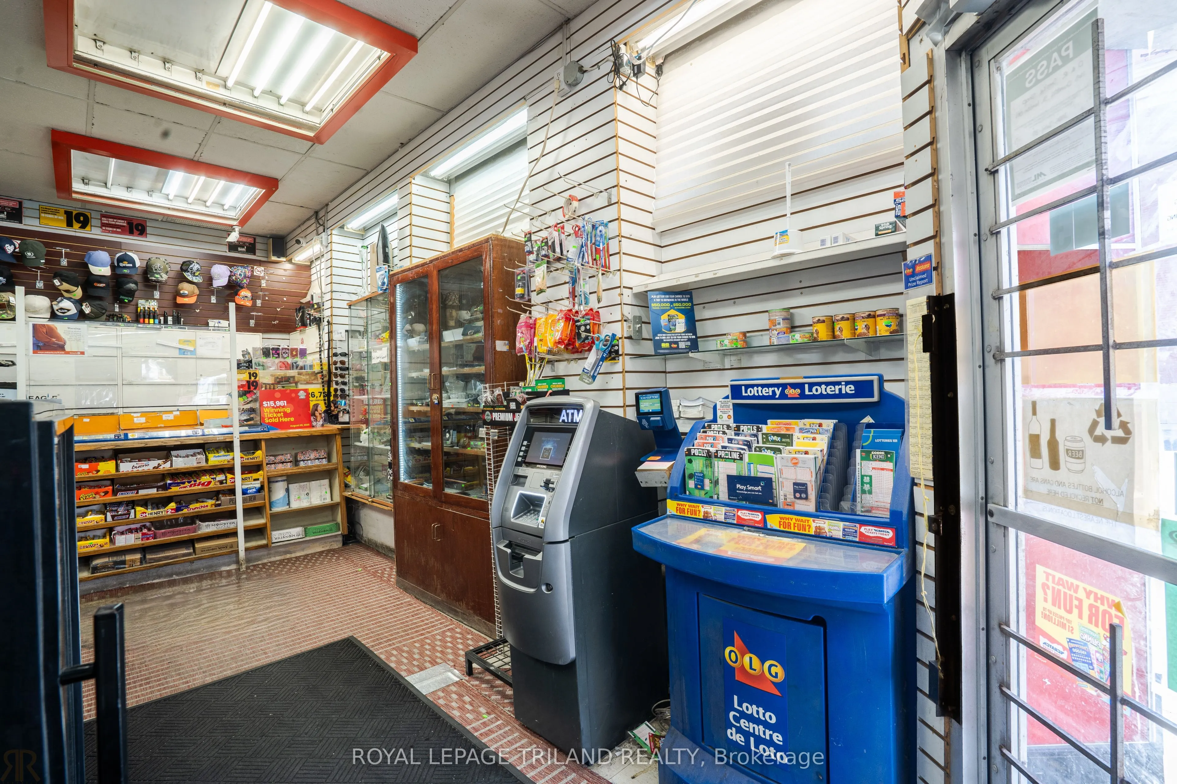 163 Dundas Street E