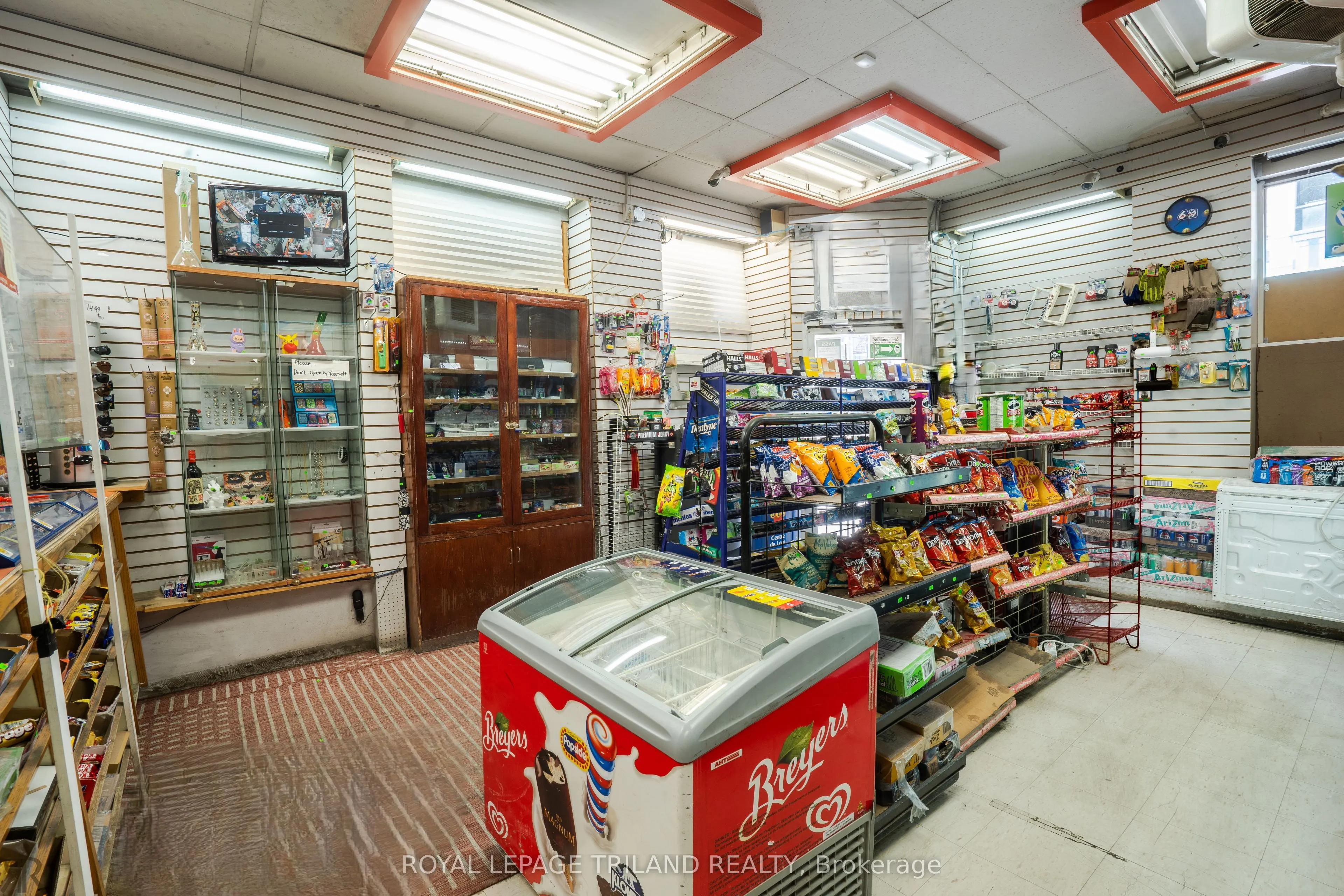 163 Dundas Street E