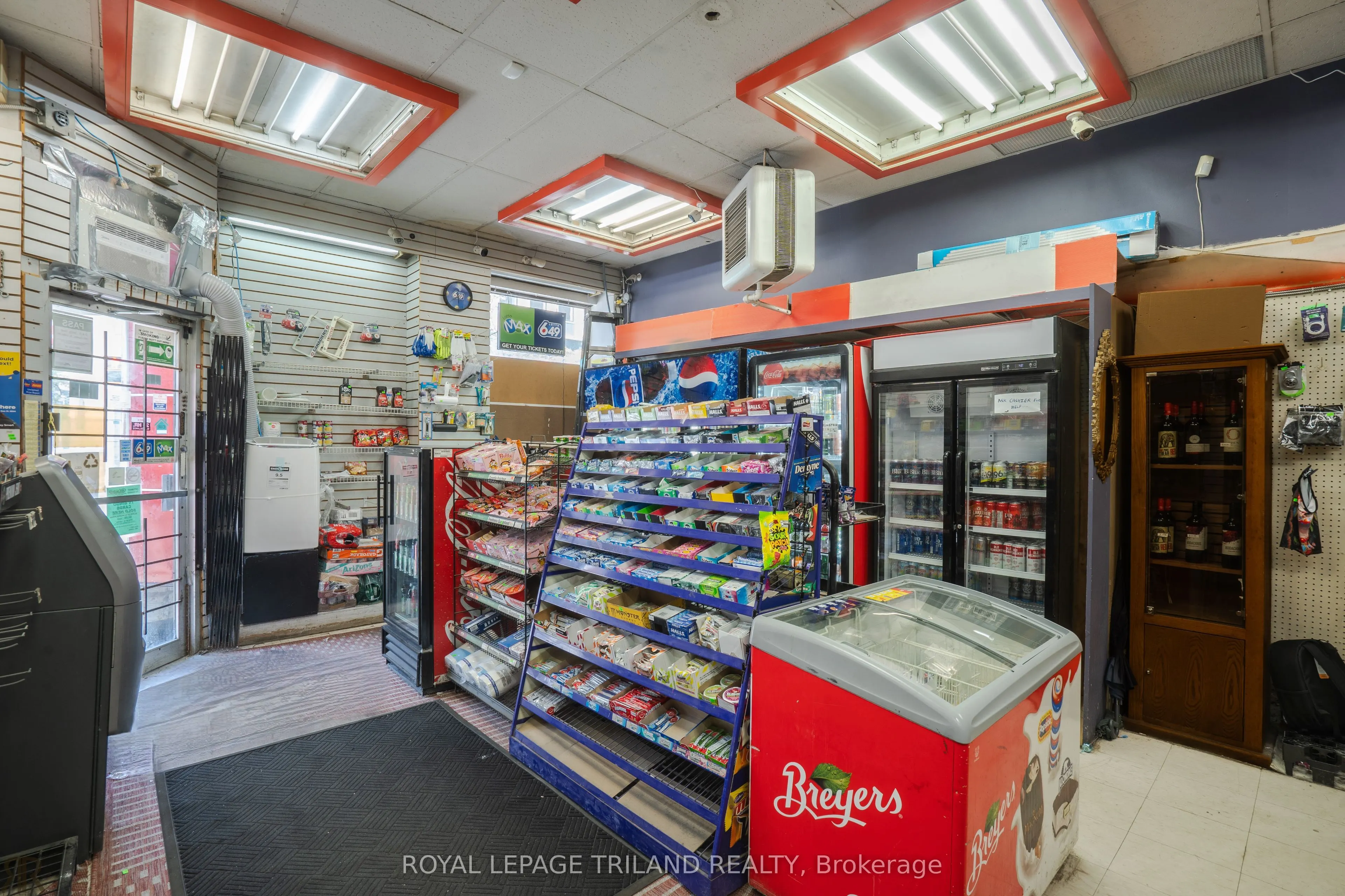 163 Dundas Street E