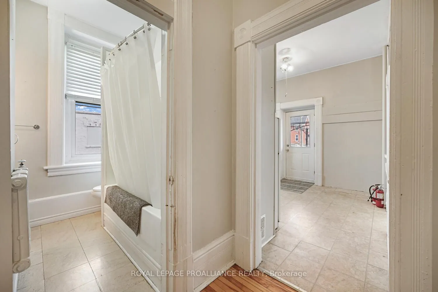 1-42 King Street E #1