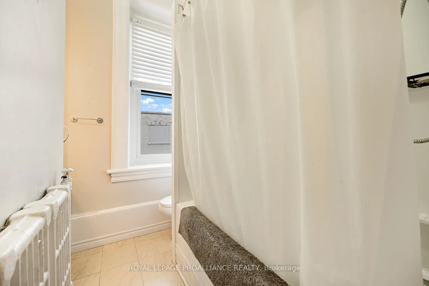 1-42 King Street E #1