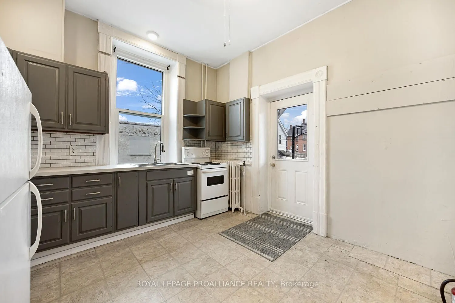 1-42 King Street E #1