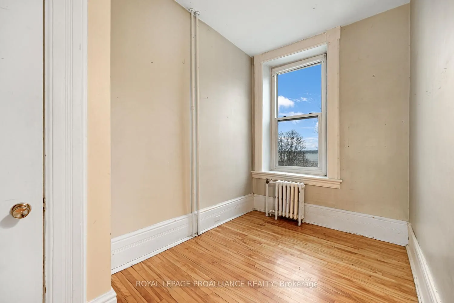 1-42 King Street E #1