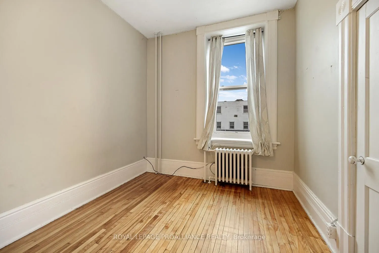 1-42 King Street E #1