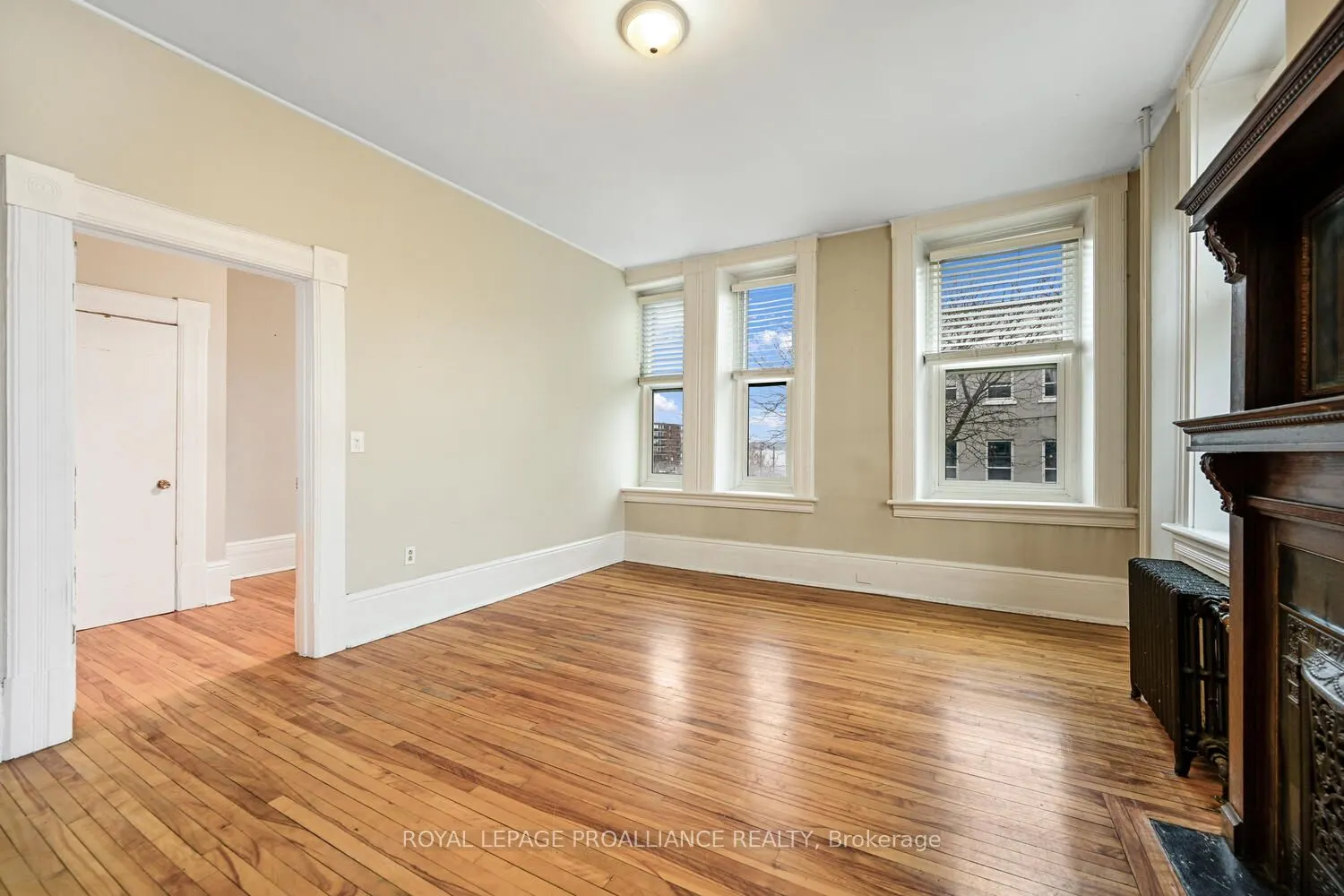 1-42 King Street E #1
