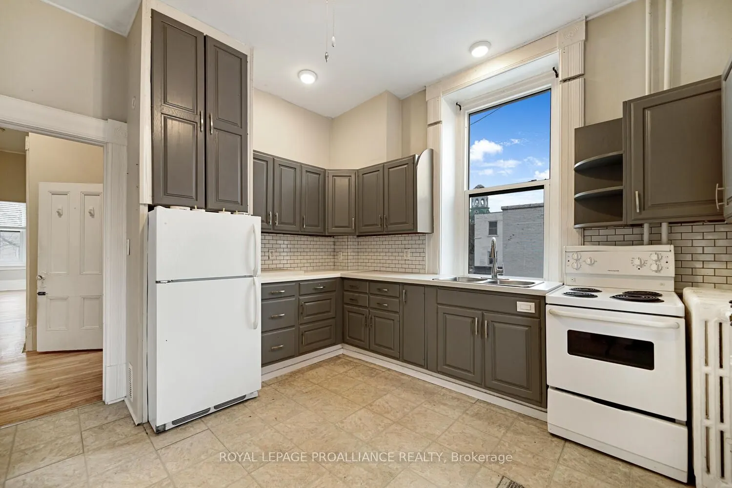 1-42 King Street E #1