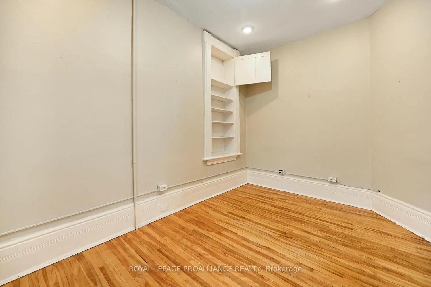 1-42 King Street E #1