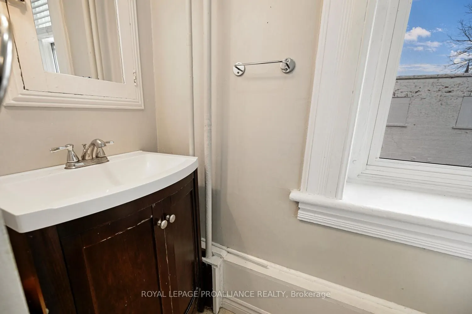1-42 King Street E #1