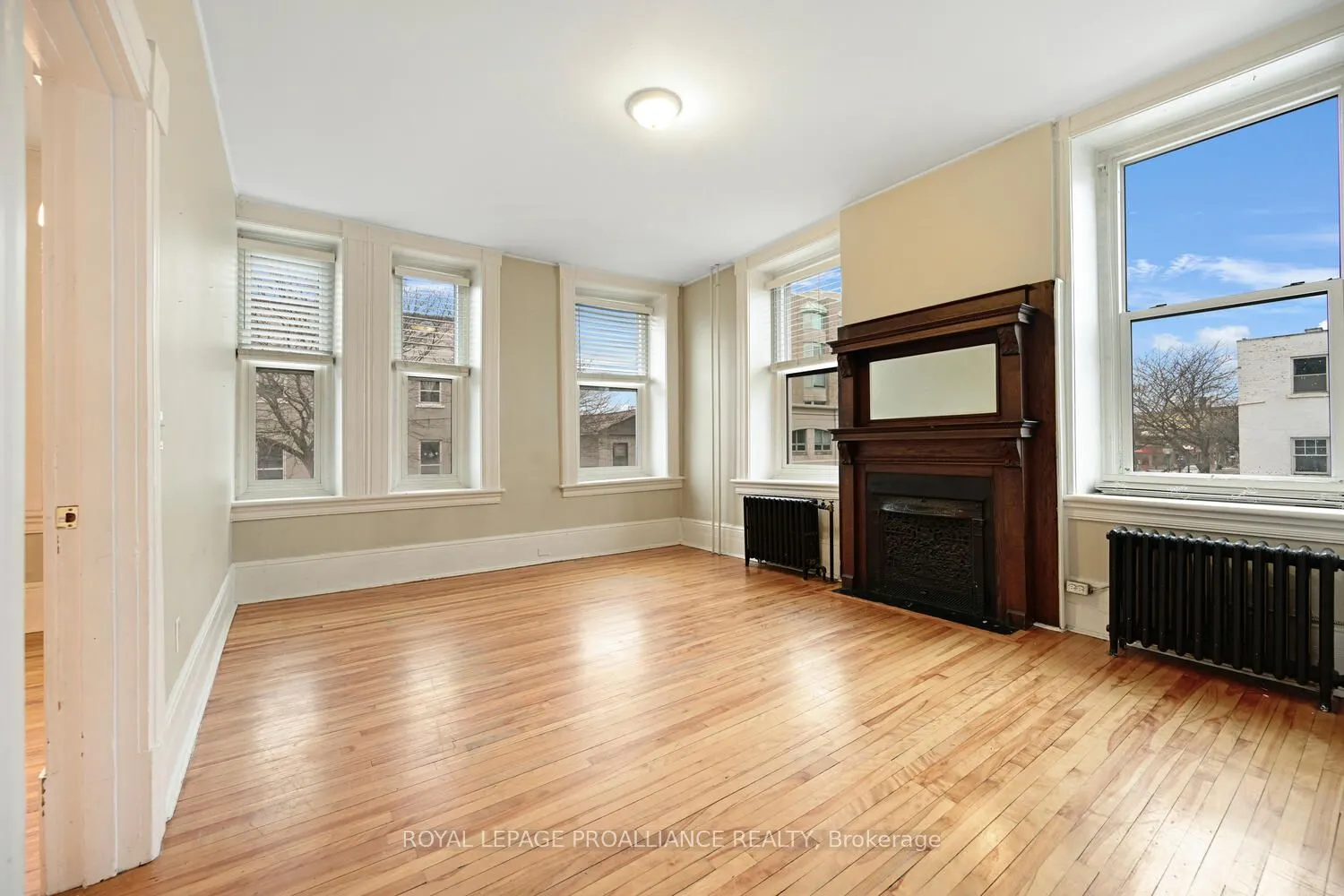 1-42 King Street E #1