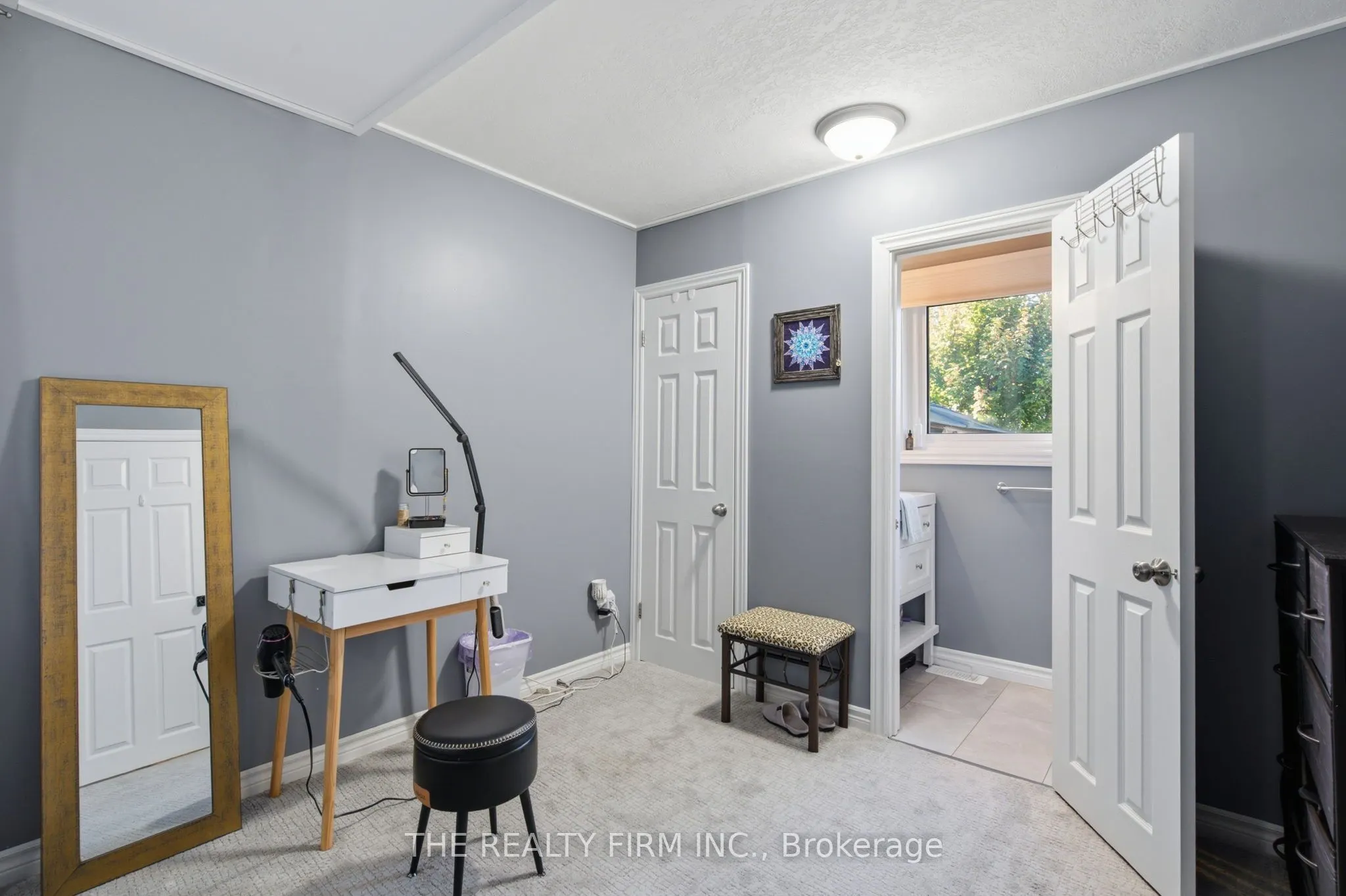 25 Queenston Crescent