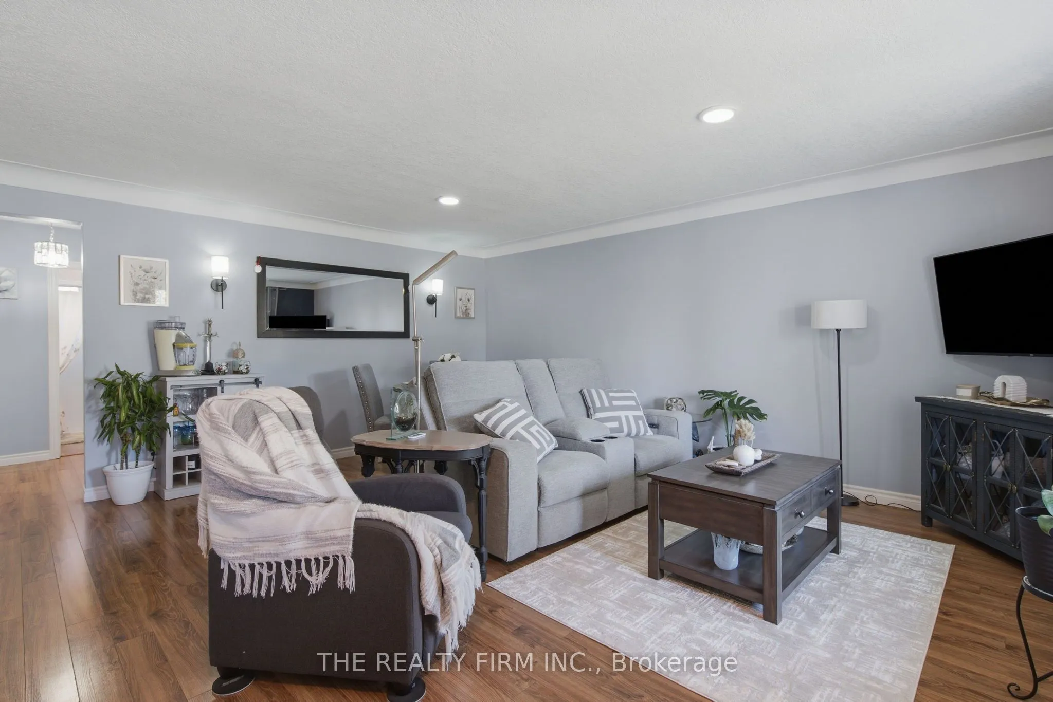 25 Queenston Crescent
