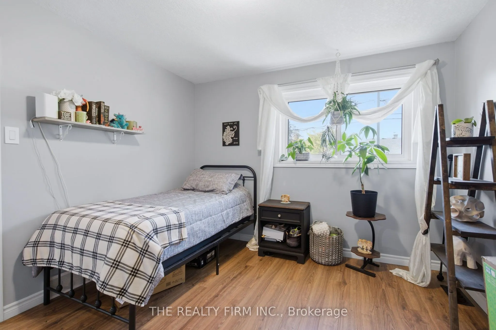 25 Queenston Crescent