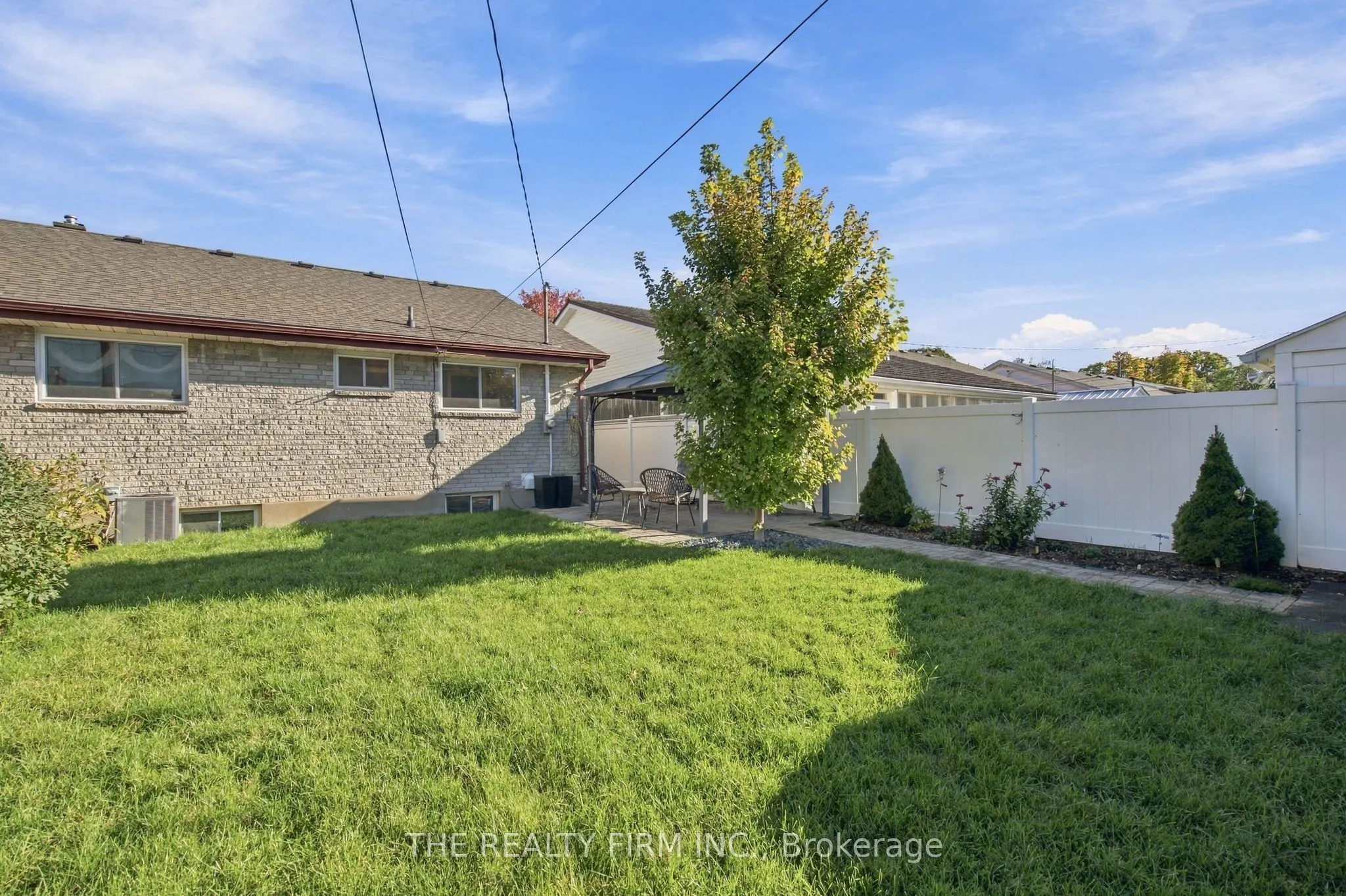 25 Queenston Crescent
