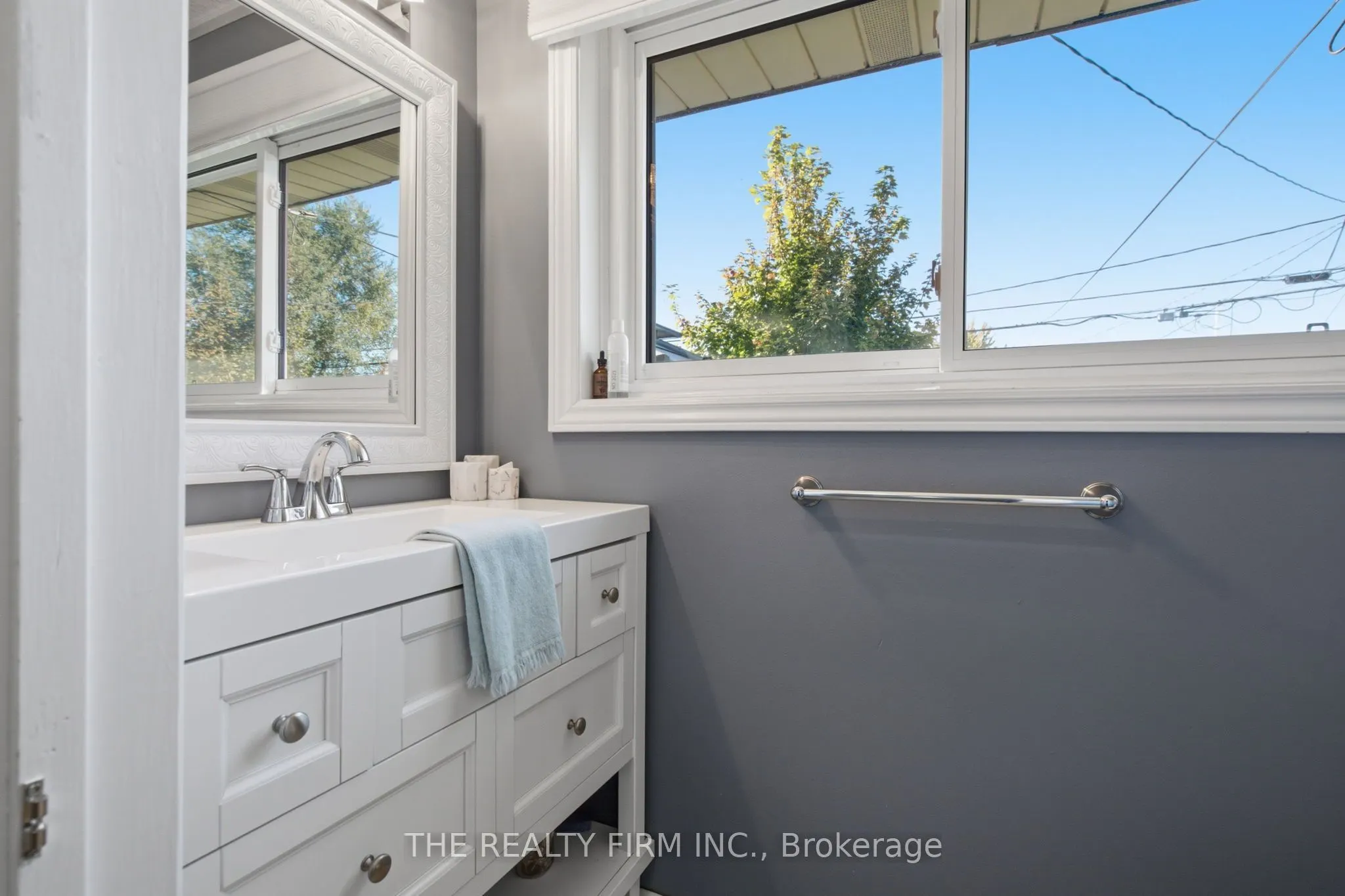 25 Queenston Crescent