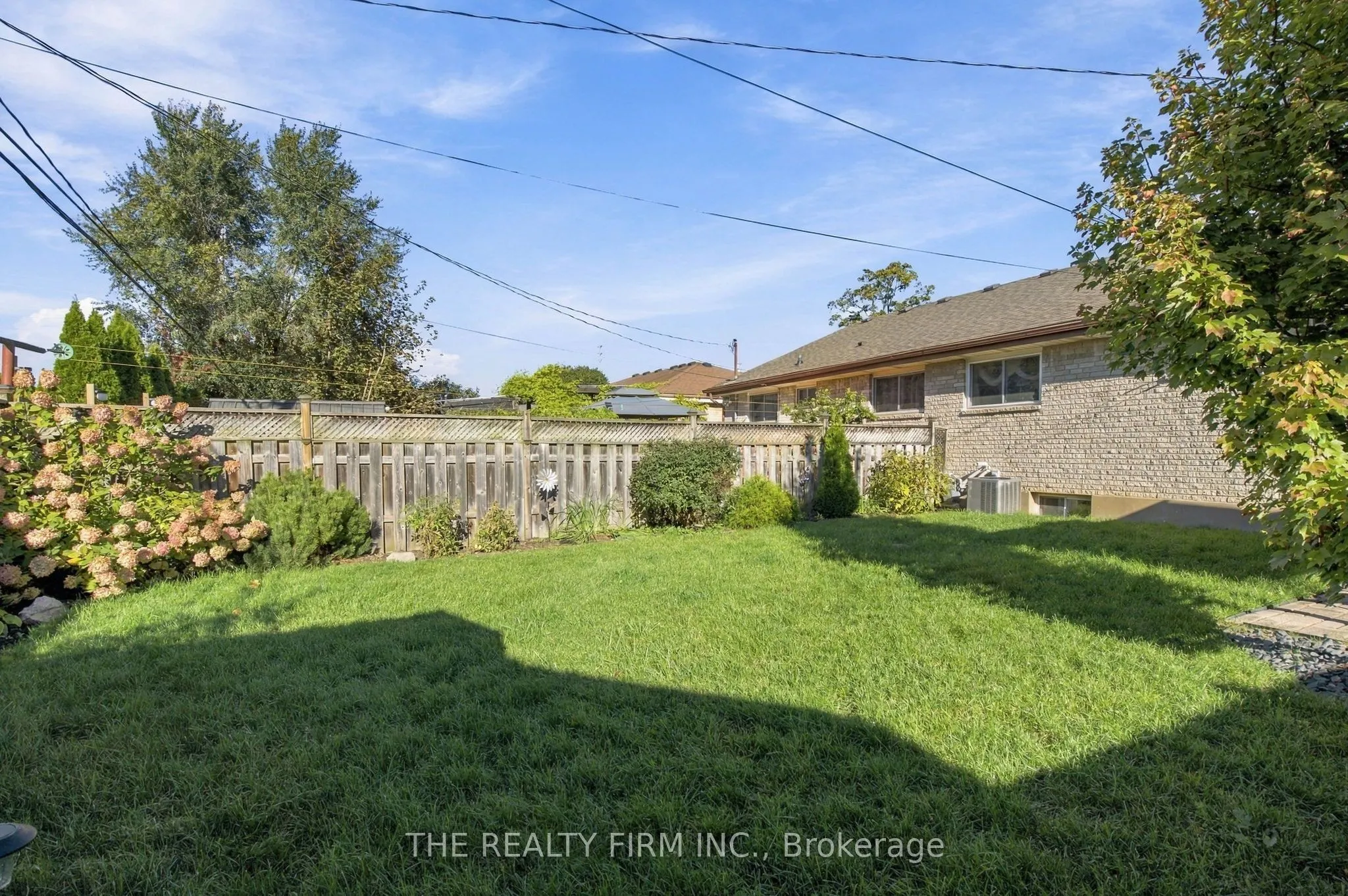 25 Queenston Crescent