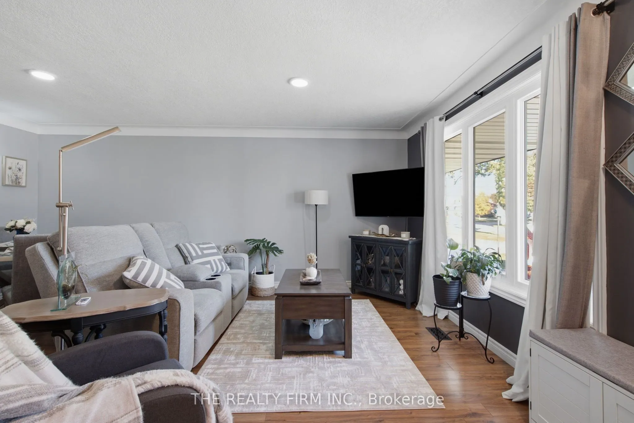 25 Queenston Crescent