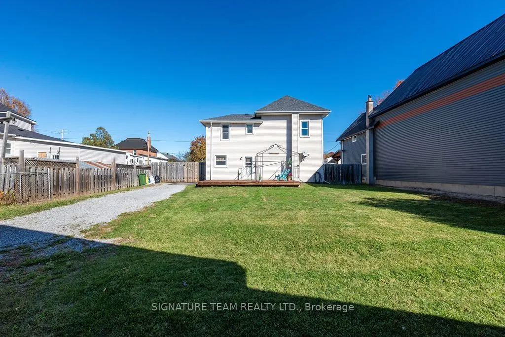 594 Hamilton Street W
