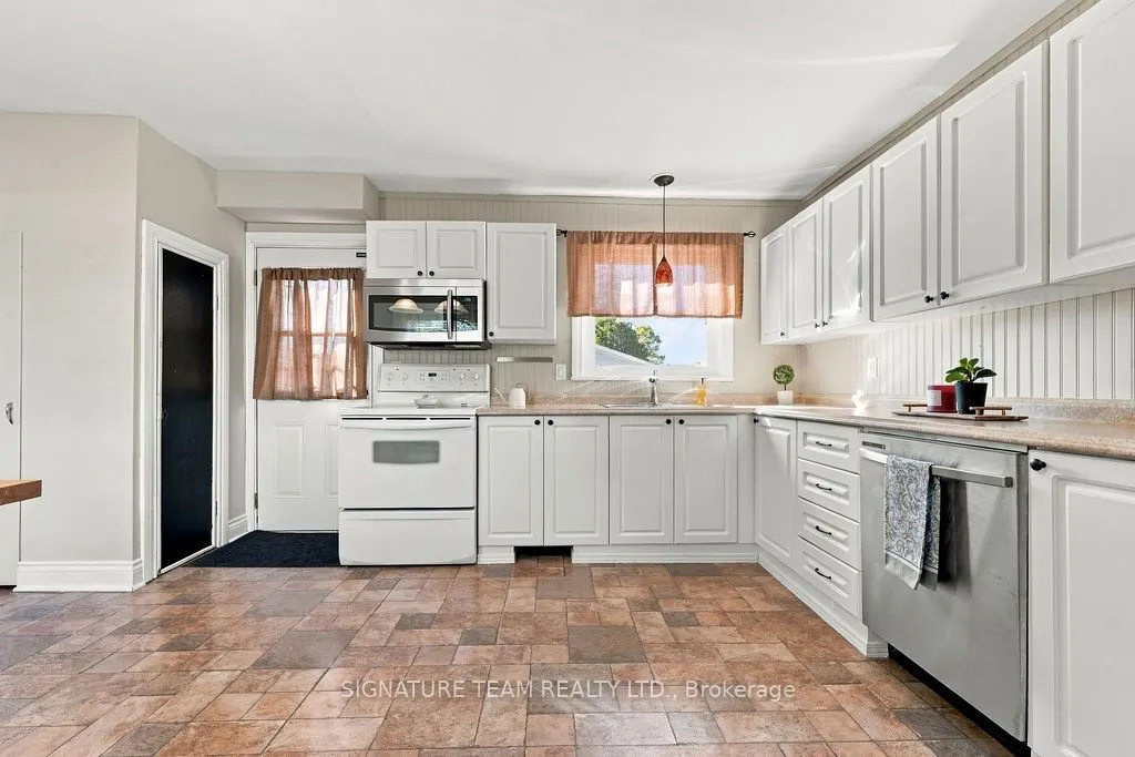 594 Hamilton Street W