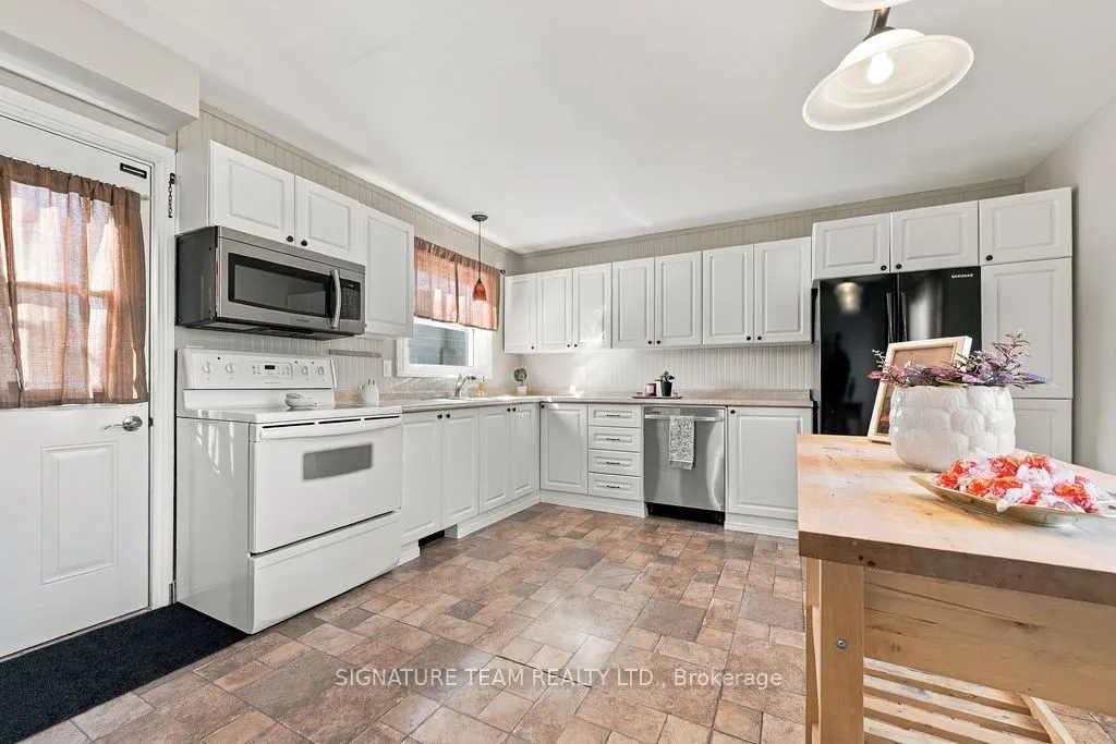 594 Hamilton Street W