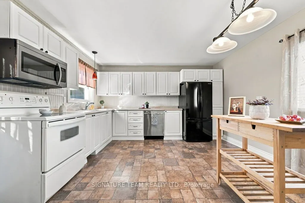 594 Hamilton Street W