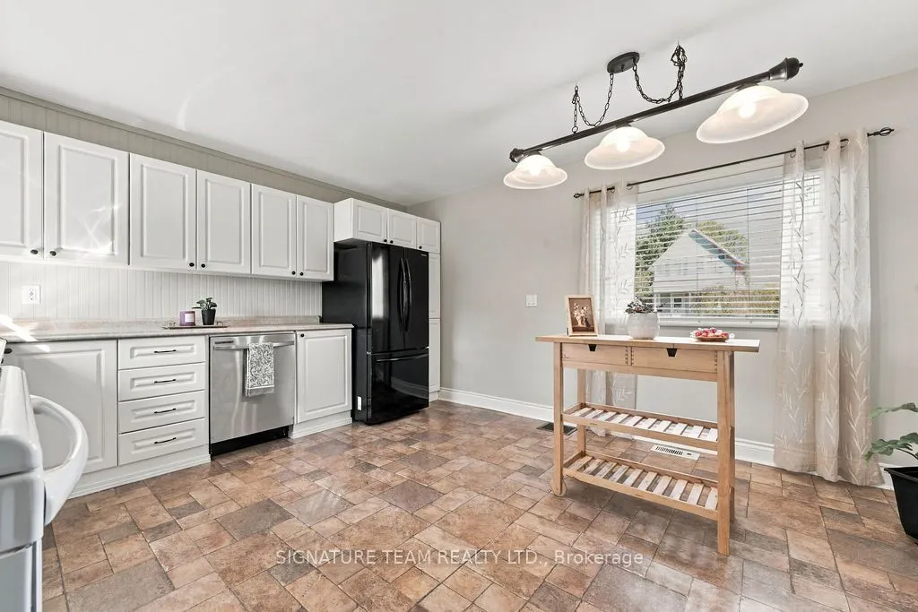 594 Hamilton Street W