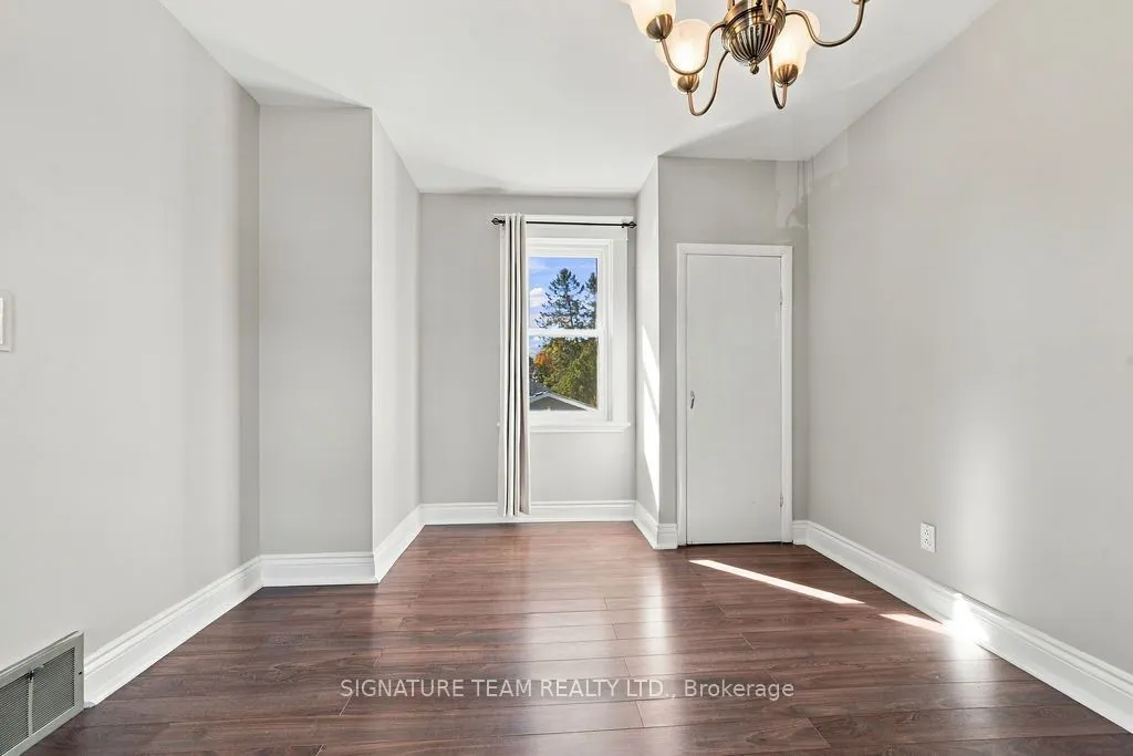 594 Hamilton Street W