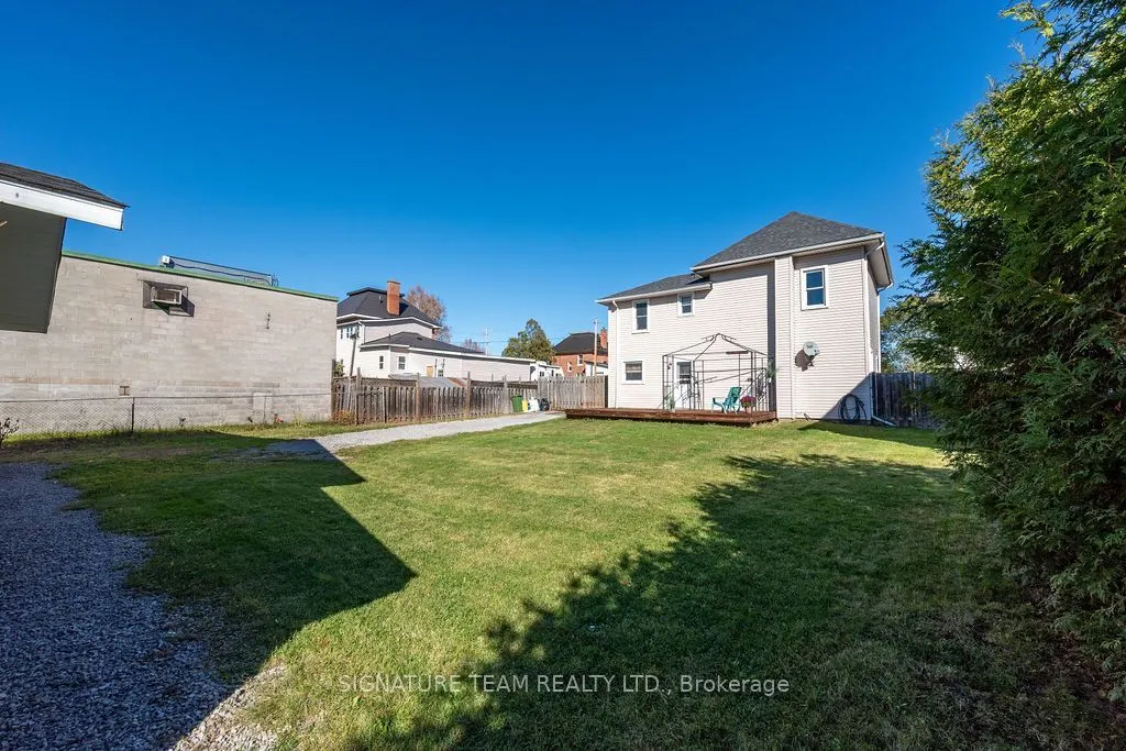 594 Hamilton Street W