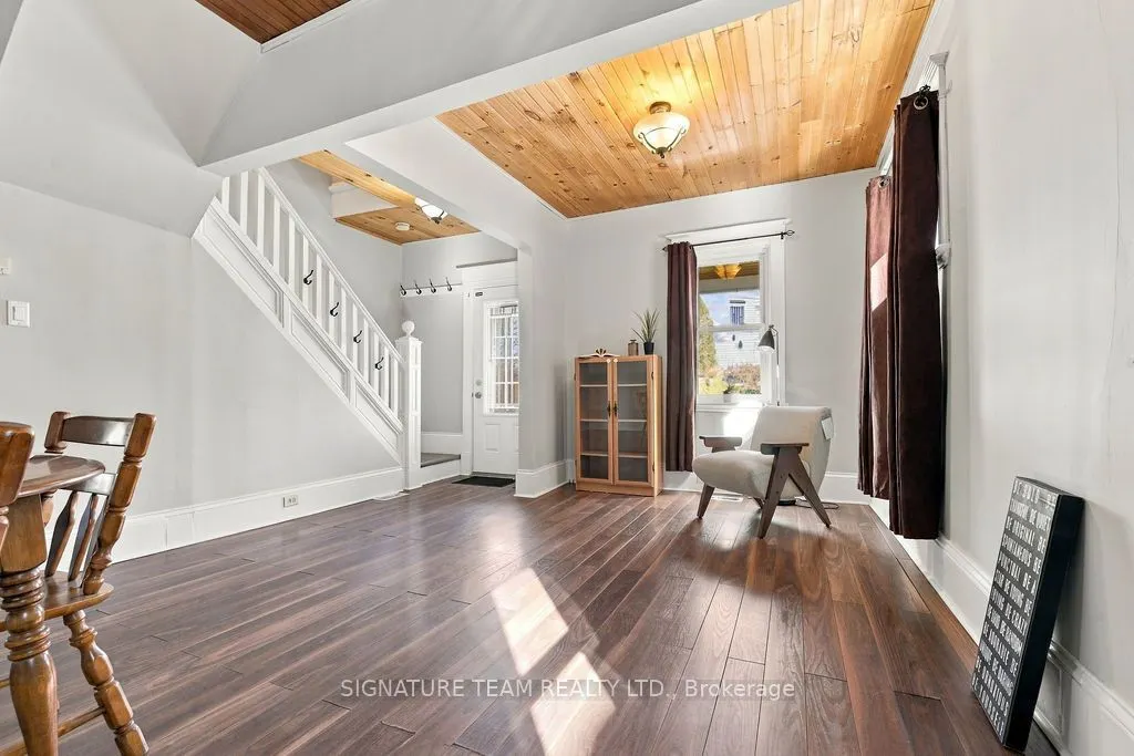 594 Hamilton Street W