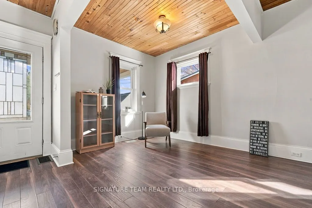 594 Hamilton Street W