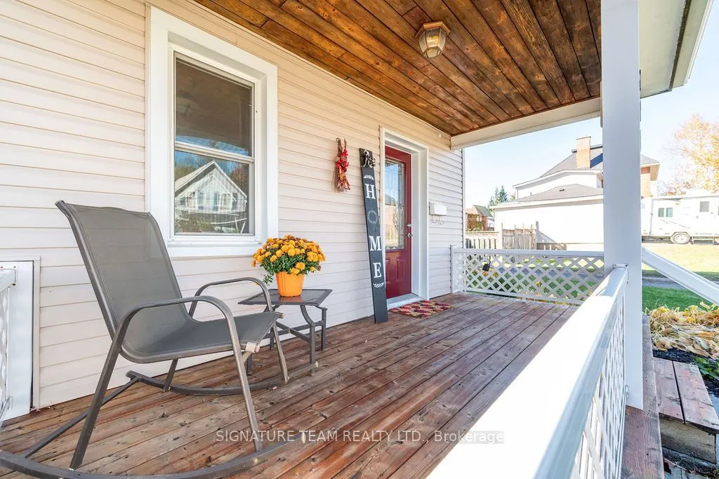594 Hamilton Street W