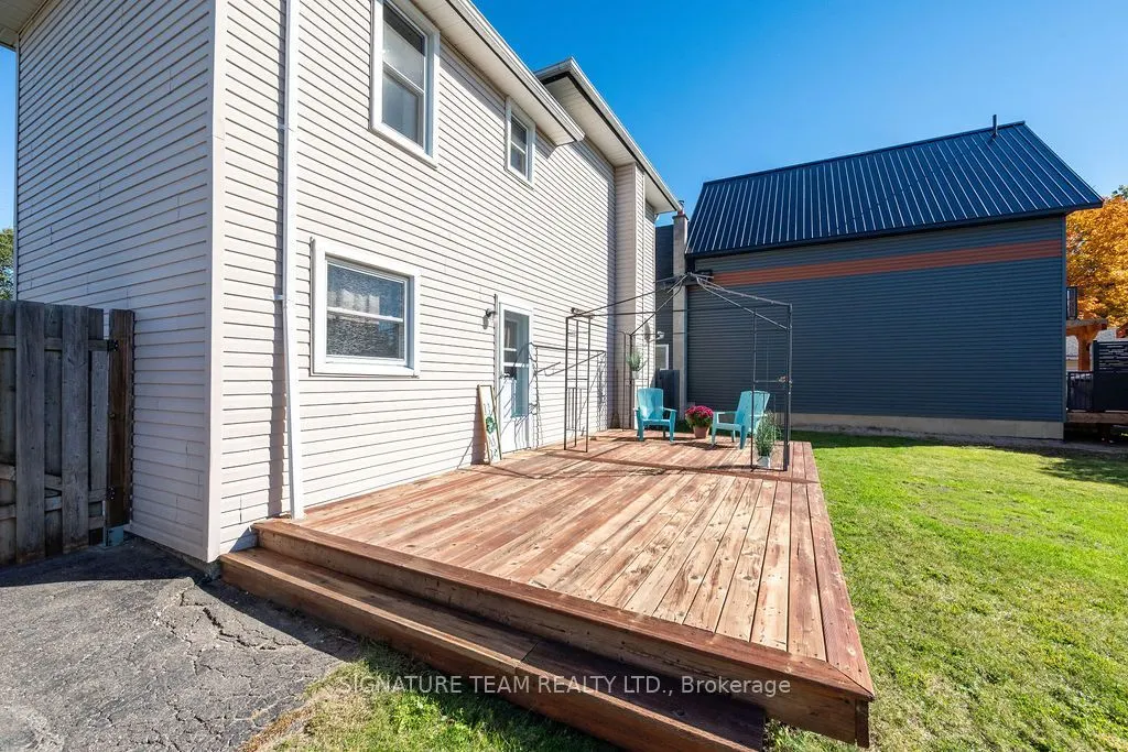 594 Hamilton Street W