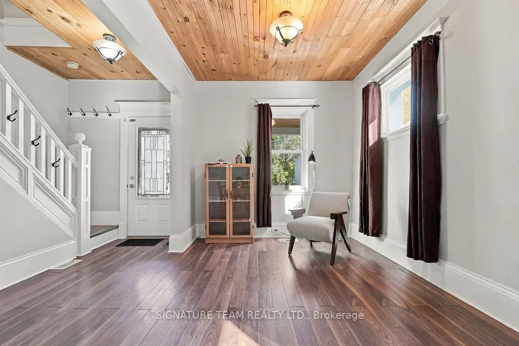 594 Hamilton Street W