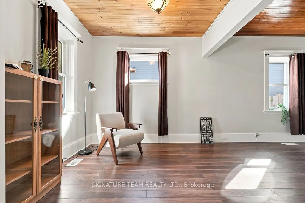 594 Hamilton Street W