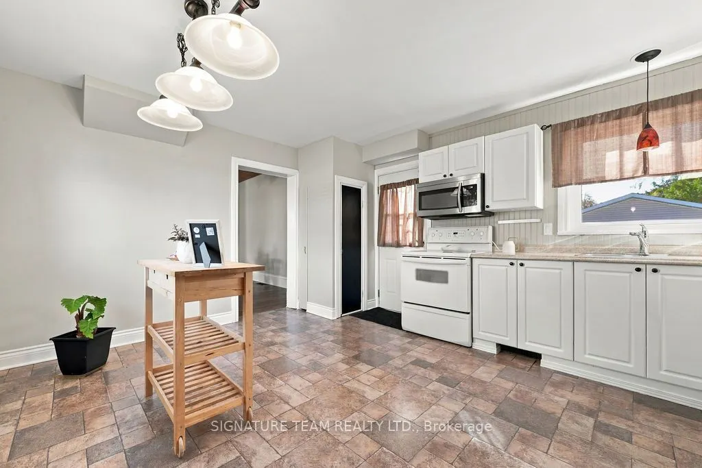 594 Hamilton Street W