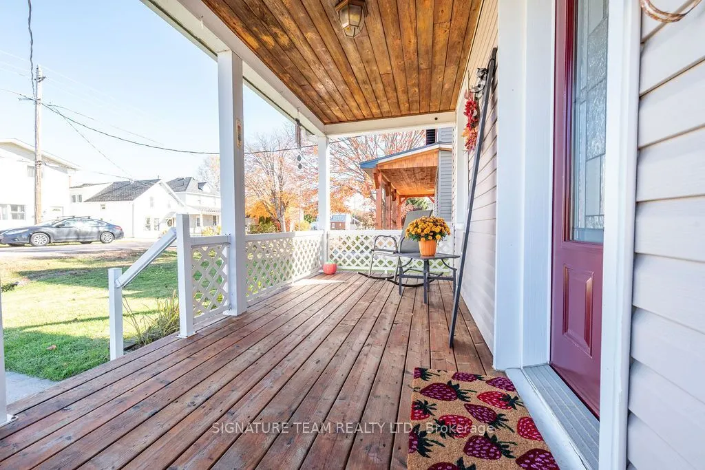 594 Hamilton Street W