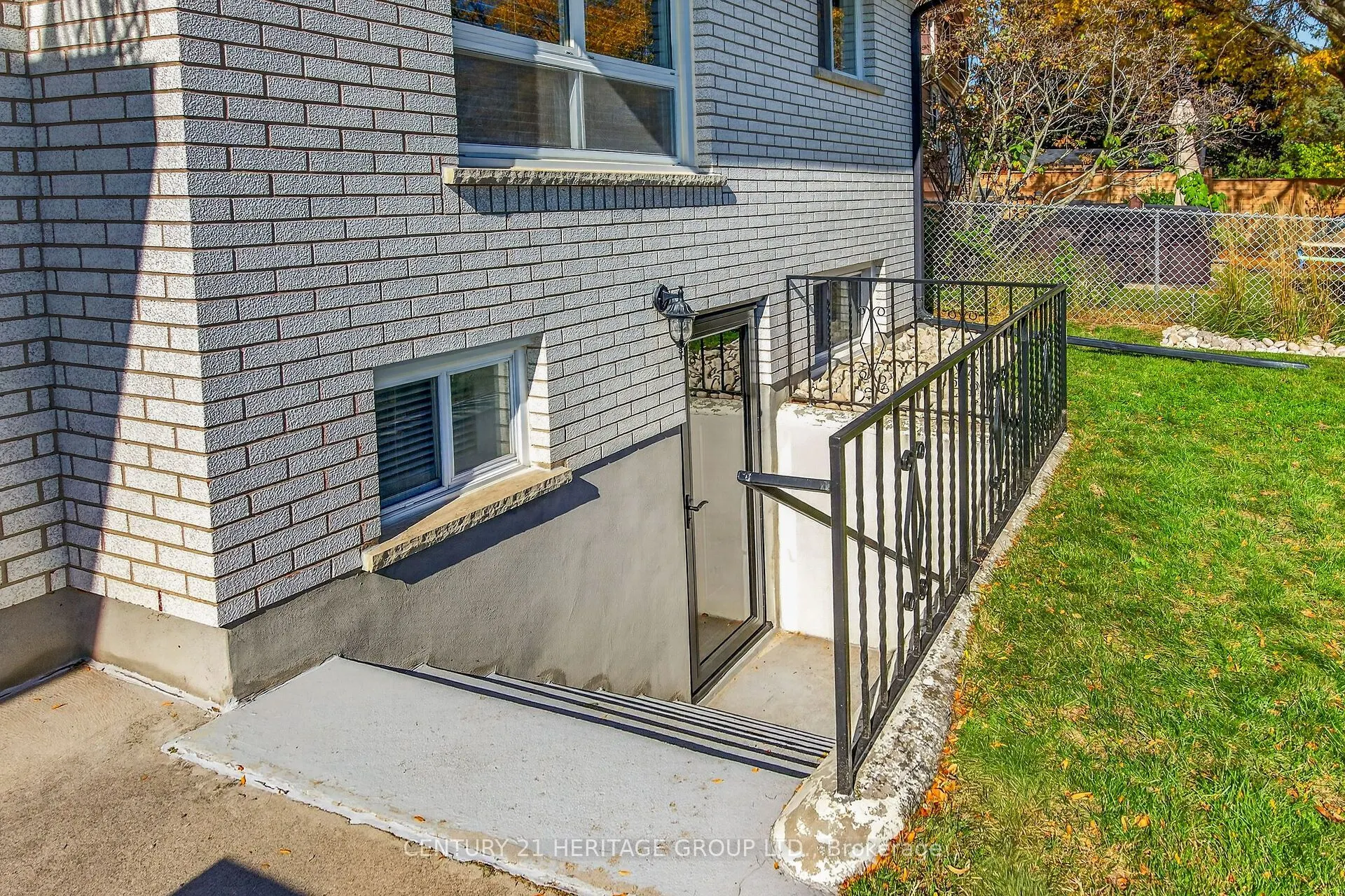 19 Meadowbrook Crescent