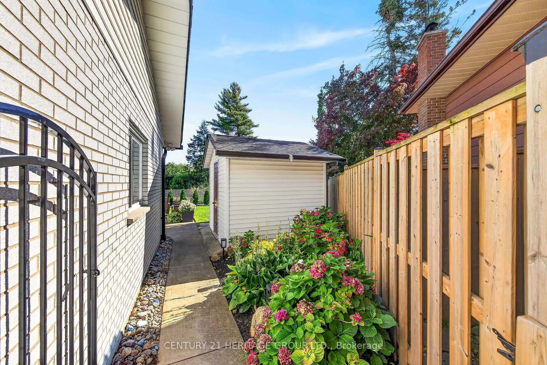 19 Meadowbrook Crescent