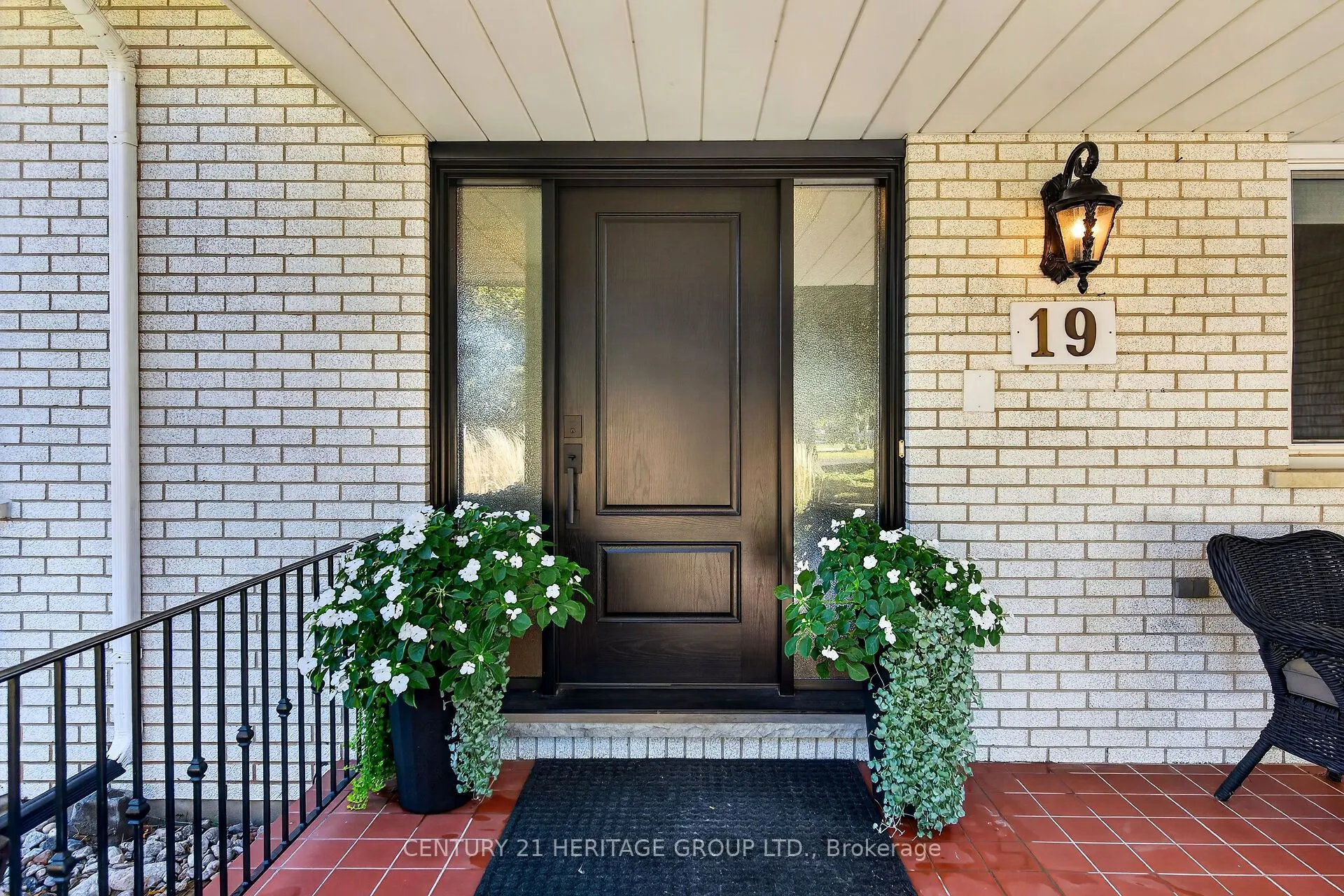 19 Meadowbrook Crescent